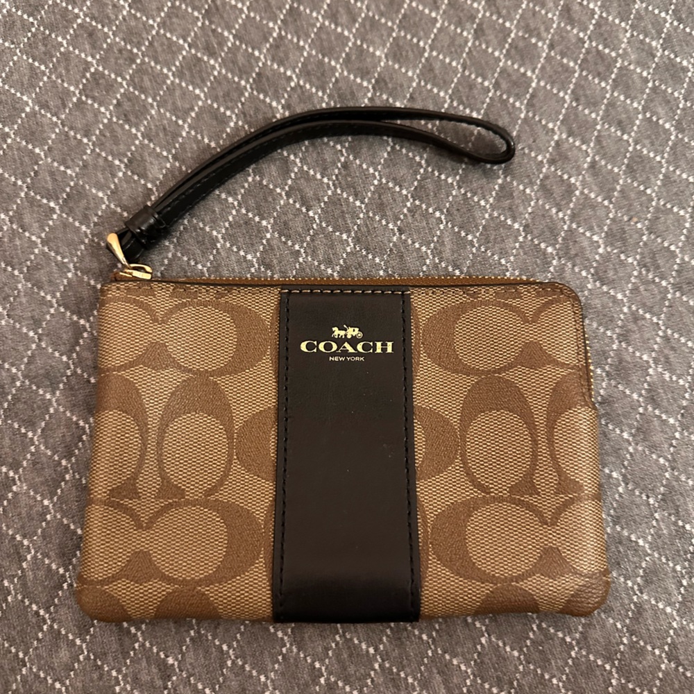 COACH. Small Wristlet, USED but in GREAT condition.